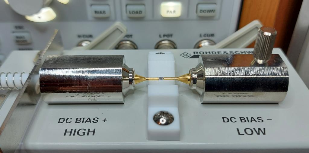 3Z6AEF-measure_PCM1808module-LPF-capacitor(zoom).jpg